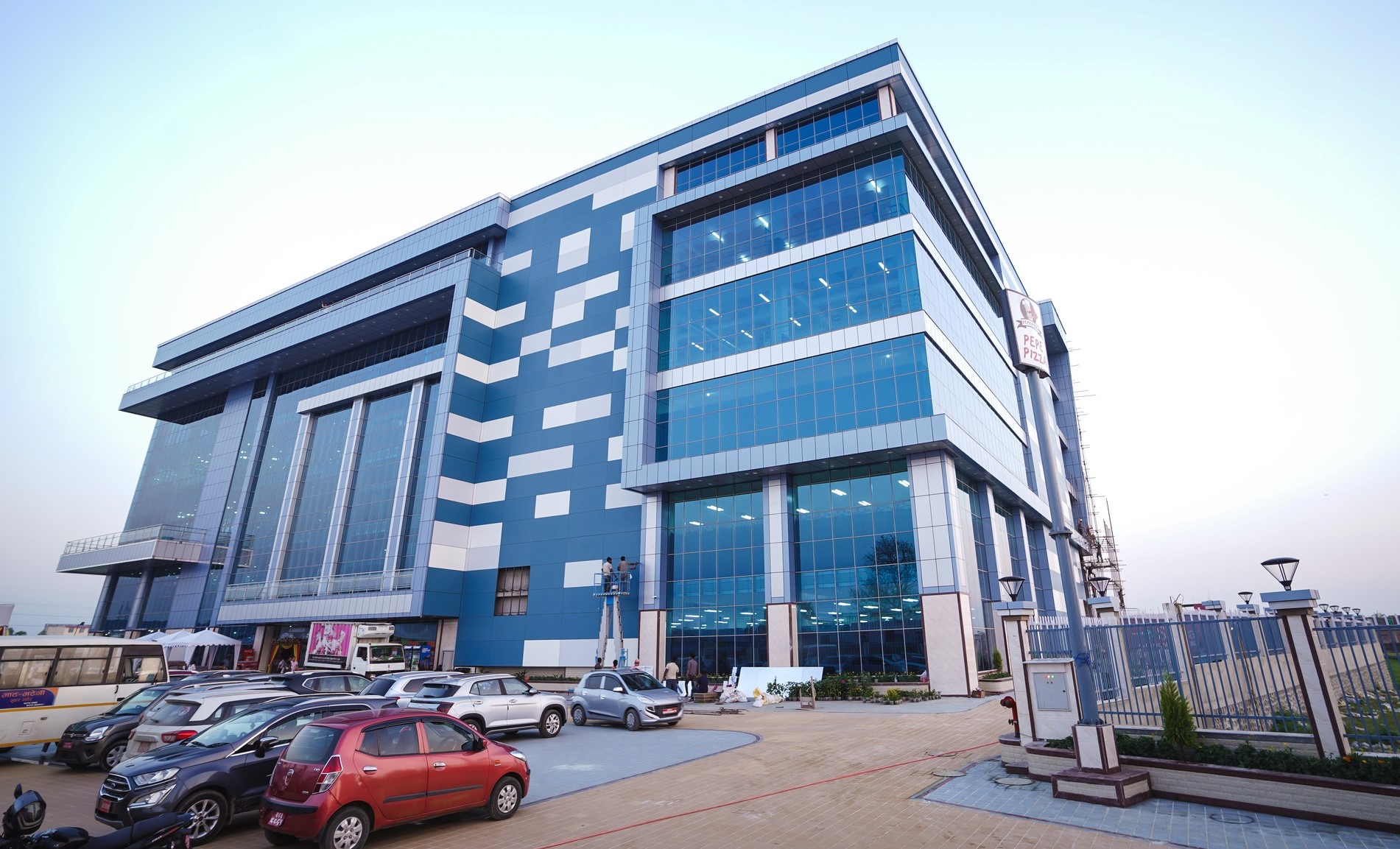 भाटभनीको २४ औं स्टोर विरगंजमा शुभारम्भ, हजारौ ग्राहकहरुको भिड