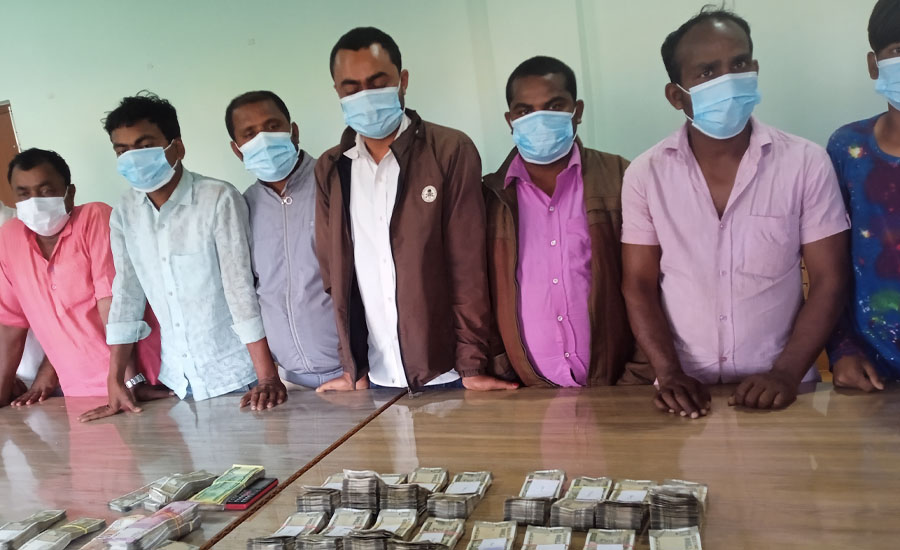 १४ लाख भारुसहित महोत्तरीबाट ९ जना पक्राउ