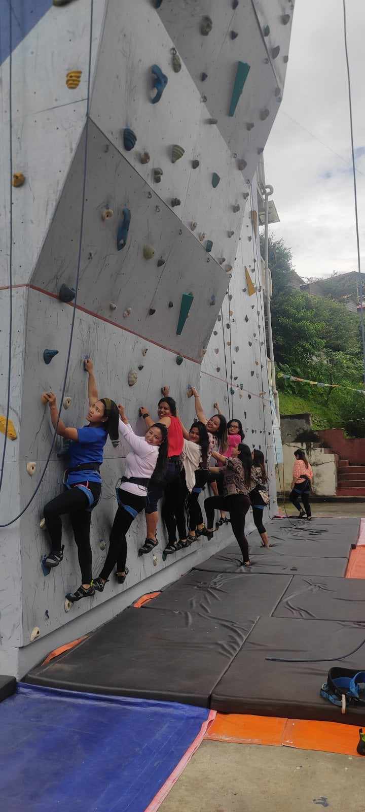 तीजको अवसरमा विश्व कीर्तिमानी कल्पनाले गराइन् क्लाइम्बिङ