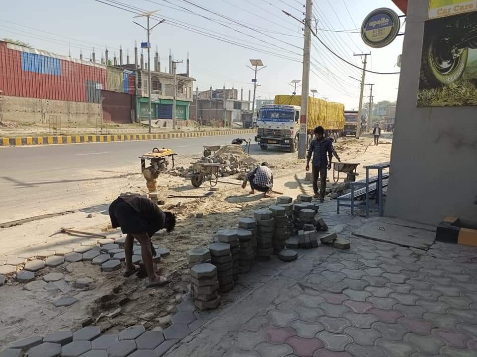 महानगरले फोहोर थुपारेपछि दबाबमा आएको टेलिकमले थाल्यो सडक र फुटपाथ मर्मतको काम 